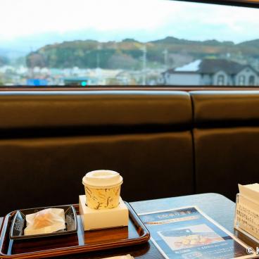 Blue Symphony (Kintetsu), A snack in the restaurant car in the middle of the train 