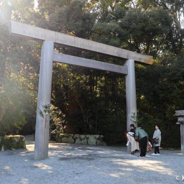 Ise Jingu, Bowing in front of the torii gate before entering the shrine's grounds
