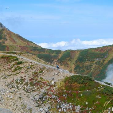 Murodo, Hiking trail on the plateau and volcanic crater lakes