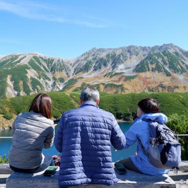 Murodo, Hikers sitting on a bench and facing Lake Mikurigaike