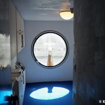 Nakagin Capsule Tower (Tokyo), Porthole-style round window