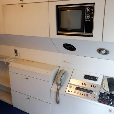 Nakagin Capsule Tower (Tokyo), Built-in furnitures and electronic devices in the sample capsule