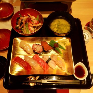Edo style sushi set at Suigian