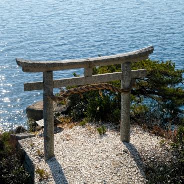 Chikubushima (Lake Biwa), Torii of the ceramic plates throwing tradition