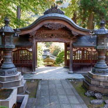 Eihei-ji (Fukui), Gate with two stone lanterns and a purification fountain