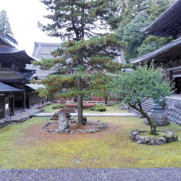Eihei-ji (Fukui), Nakajakumon Gate and garden in front of the Butsudo