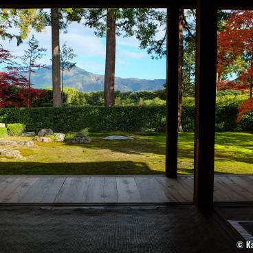 Entsu-ji (Kyoto), View on the dry garden in autumn, with Mount Hiei as borrowed landscape