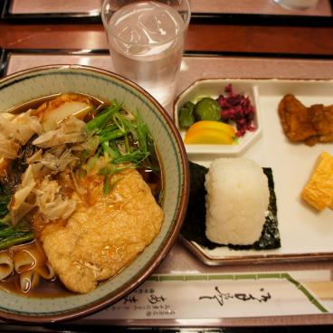 Bowl of kitsune udon noodles topped with katsuobushi flakes