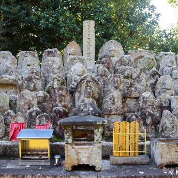 Shinnyo-do (Shinshogokuraku-ji), Buddhist cemetery and stone statues