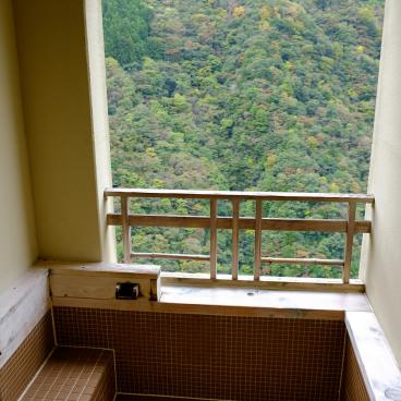 Iya Onsen (Shikoku), Balcony fitted with an outdoor bath and view on the valley