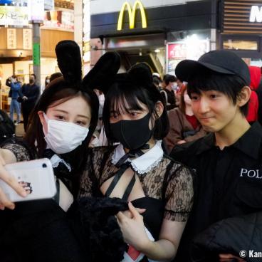 Shibuya (Tokyo), Cosplaying girls on Halloween 2