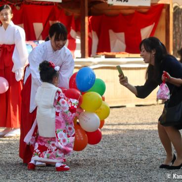 Sumiyoshi Taisha (Osaka), Little girl wearing a kimono and Miko Shinto priestess for Shichi-Go-San in November