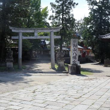 Tamukeyama Hachiman-gu, Secondary torii gate