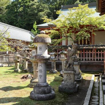 Tamukeyama Hachiman-gu, Stone lanterns