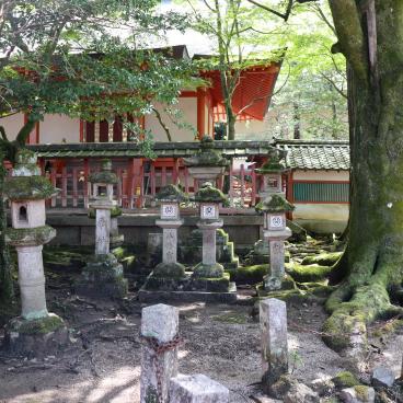 Tamukeyama Hachiman-gu, Stone lanterns 2