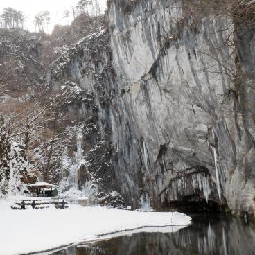 Geibikei Gorge (Iwate) in winter, Place of worship at the foot of Shishigahana cliff