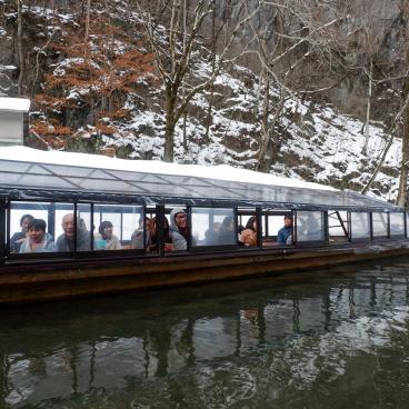 Geibikei Gorge (Iwate) in winter, Boat transporting passengers for the cruise