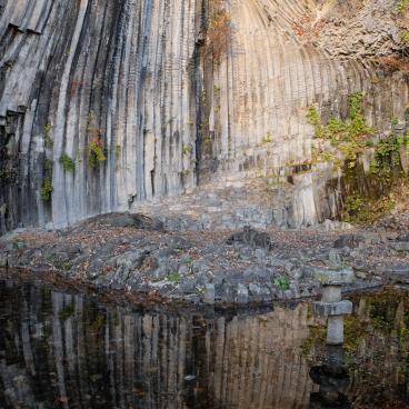 Genbudo Park (Kinosaki), Basalt rocks reflecting in a pond 2
