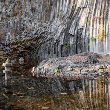 Genbudo Park (Kinosaki), Basalt rocks reflecting in a pond 3