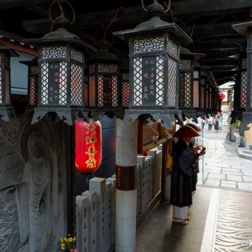 Hozenji Yokocho (Osaka), Hozen-ji temple and monks 2