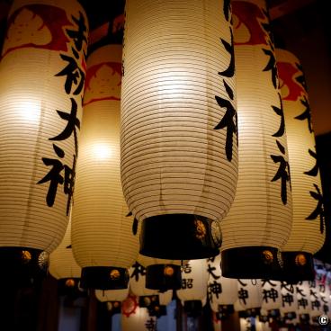Hozenji Yokocho (Osaka), Lanterns at Hozen-ji temple