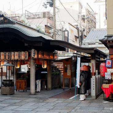 Hozenji Yokocho (Osaka), Hozen-ji temple and monks