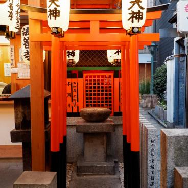  Hozenji Yokocho (Osaka), Shrine next to Hozen-ji temple