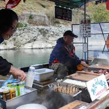 Hozugawa kudari (Kameoka), Yatai food stall on a boat