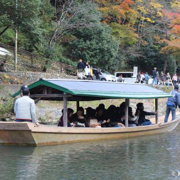 Hozugawa kudari (Kameoka), Cruising boat in autumn