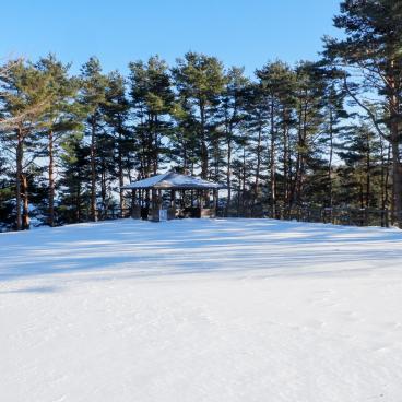 Kitayamazaki Cliffs (Tohoku), Shelter with a view on the ocean in winter