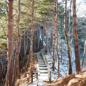 Kitayamazaki Cliffs (Tohoku), Steps on the walking trail in winter 2