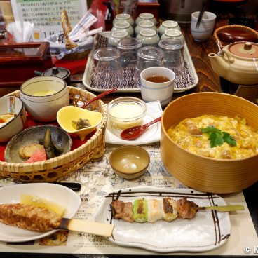 Restaurant Akita Hinai-Ya in Odate, Oyakodon served in a Magewappa bowl and kiritanpo skewer