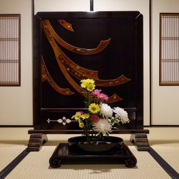 Machiya Inase Otsu, Ikebana flower arrangement and screen
