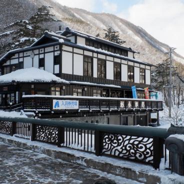Ryusendo Cave (Tohoku), Entrance building to the cave