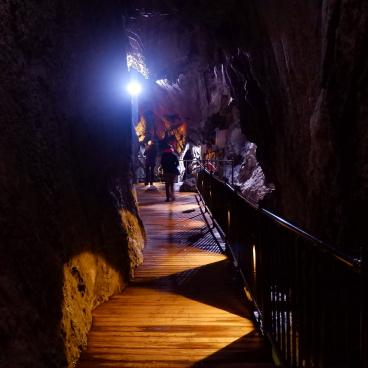 Ryusendo Cave (Tohoku), Wooden passageway in the cave