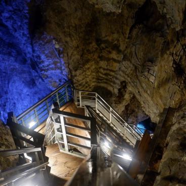 Ryusendo Cave (Tohoku), Underground stairway at mid-course