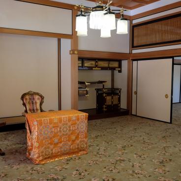 Tamozawa Imperial Villa Memorial Park (Nikko), Inside blend of carpeting, chandeliers and traditional architecture