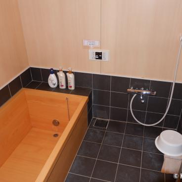 Yadoya, Traditional hinoki-buro bathtub at the Higashi-Asakusa Rikyu House