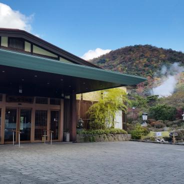 Unzen Jigoku (Kyushu), View on a building and a garden in autumn