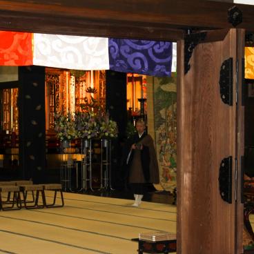 Chion-in temple in Kyoto, Inside view of the place of worship
