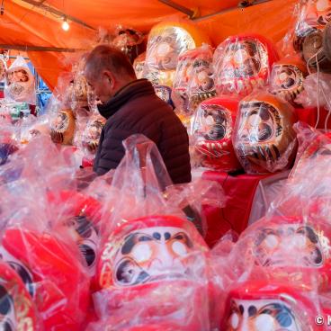 Myoho-ji (Fuji City), Daruma dolls stand during Bishamonten Taisai Festival