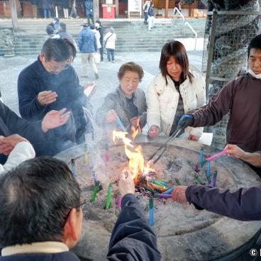 Myoho-ji (Fuji City), Worshippers around the incense burner during Bishamonten Taisai Festival