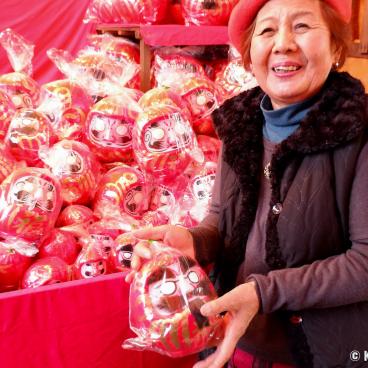 Myoho-ji (Fuji City), Daruma dolls stand during Bishamonten Taisai Festival 2