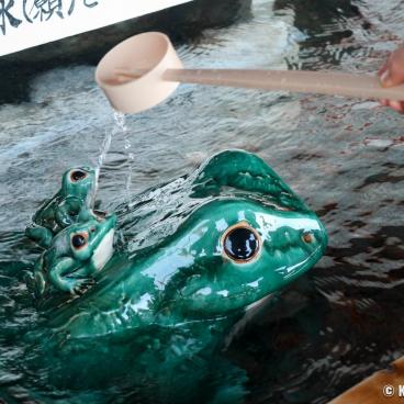 Meoto Iwa (Ise), Frog statues at Futami Okitama shrine