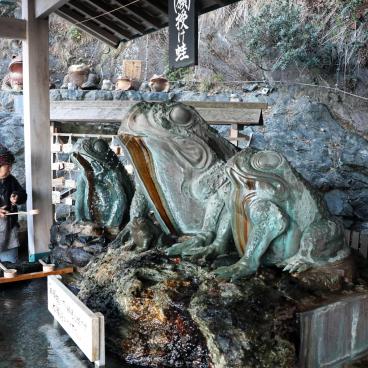Meoto Iwa (Ise), Purification fountain with frog statues at Futami Okitama shrine
