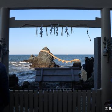 Meoto Iwa (Ise), Torii gate with a view on the Wedded Rocks at Futami Okitama shrine