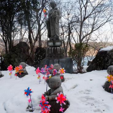 Kamaishi Daikannon (Iwate), Jizo statues in Mizuko no Rakuen in winter
