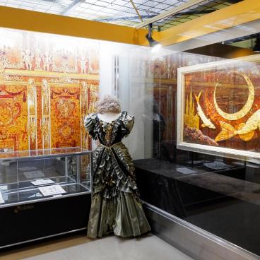 Kuji Amber Museum, Amber gemstone displays 4