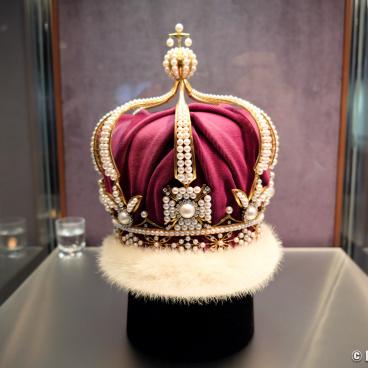 Mikimoto Pearl Island, Crown displayed at the Pearl Museum