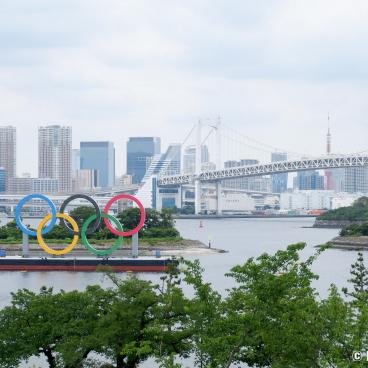 Rainbow Bridge (Tokyo), Viewed from Odaiba, with the Olympic Rings